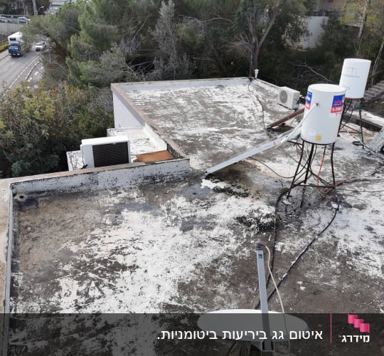 גג עם ציפוי איטום לבן, דודי שמש וכבלים
